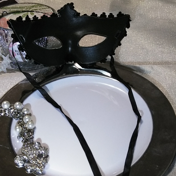 🌟NEW SEXY VELVET IRIDESCENT FLORAL MASK - Picture 3 of 6